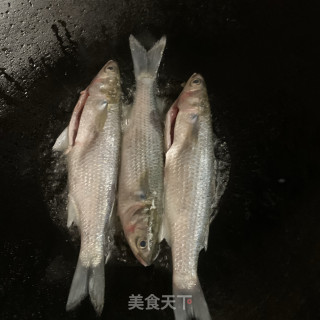 煎煮尖头鱼步骤3
