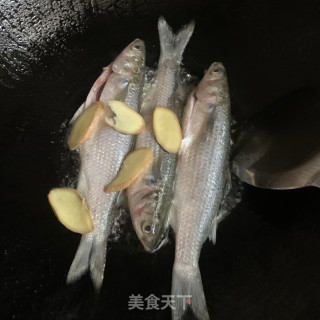 煎煮尖头鱼步骤4