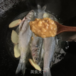 煎煮尖头鱼步骤6