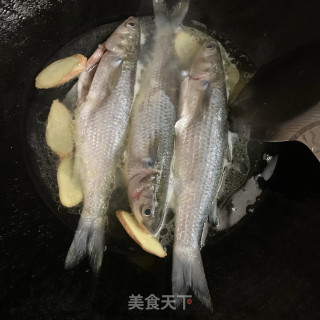 煎煮尖头鱼步骤5
