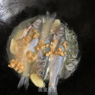 煎煮尖头鱼步骤7
