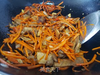 红萝卜丝炒回锅肉步骤4
