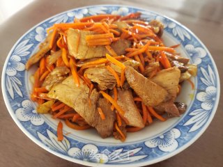 红萝卜丝炒回锅肉步骤6