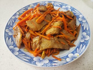 红萝卜丝炒回锅肉步骤5