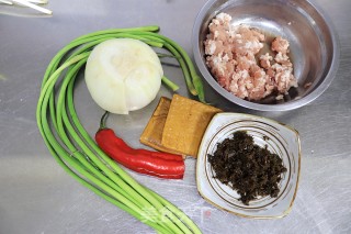 肉末洋葱炒香干步骤1
