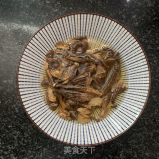 鹿茸菇蒸肉饼步骤1