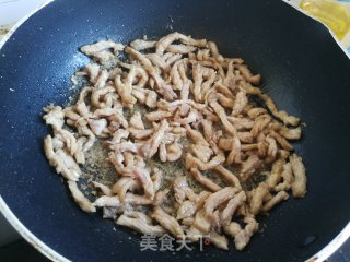 菜帮炒肉丝步骤3