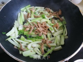 菜帮炒肉丝步骤5