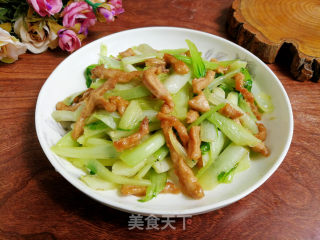 菜帮炒肉丝步骤6