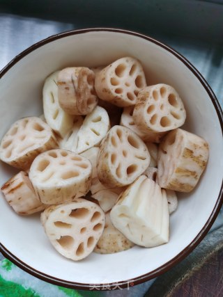 粉蒸排骨卧莲藕步骤1