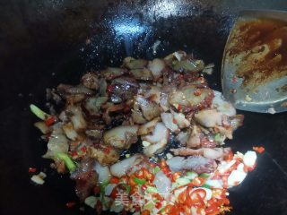 大蒜辣椒炒猪头肉步骤4