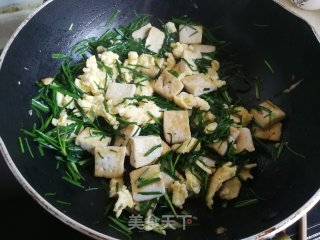 韭菜炒鸡蛋豆腐步骤6