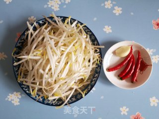 小红椒炒绿豆芽步骤1