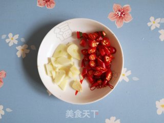 小红椒炒绿豆芽步骤2