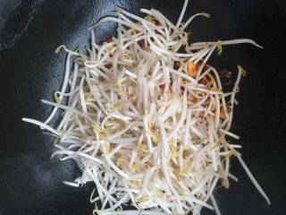 小红椒炒绿豆芽步骤5
