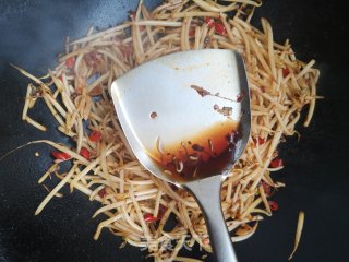 小红椒炒绿豆芽步骤7