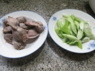 大葱炒鸭胗步骤1
