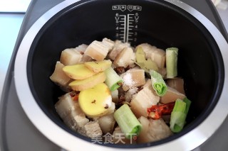 电饭煲炖五花肉步骤7