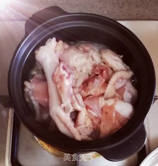 香菇黄焖鸡煲步骤1