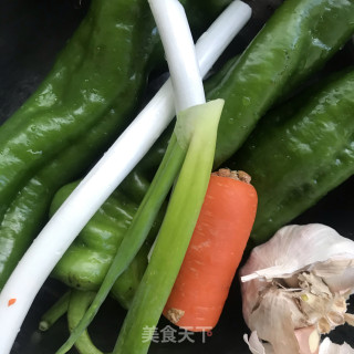 家常青椒炒肉丝步骤2