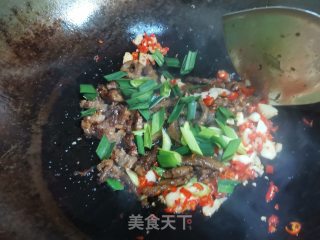 大蒜辣椒炒牛筋步骤8