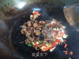 大蒜辣椒炒牛筋步骤7