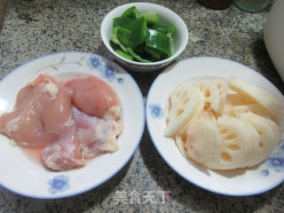 柿子椒鸡腿肉炒莲藕步骤1