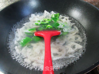 柿子椒鸡腿肉炒莲藕步骤8