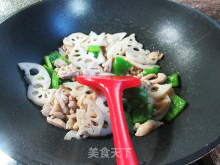 柿子椒鸡腿肉炒莲藕步骤13