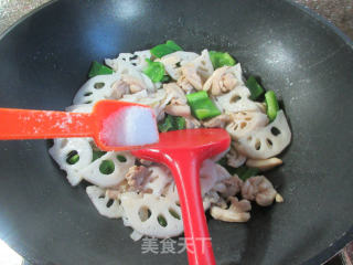 柿子椒鸡腿肉炒莲藕步骤11