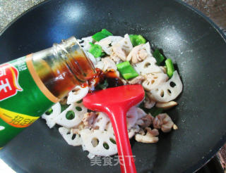 柿子椒鸡腿肉炒莲藕步骤12
