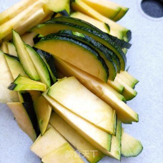 熟肉炒嫩南瓜片步骤2