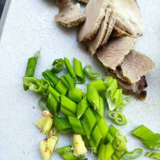 熟肉炒嫩南瓜片步骤3