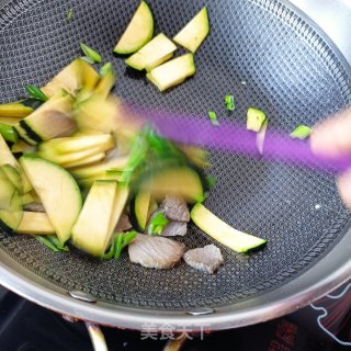 熟肉炒嫩南瓜片步骤7