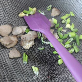 熟肉炒嫩南瓜片步骤6