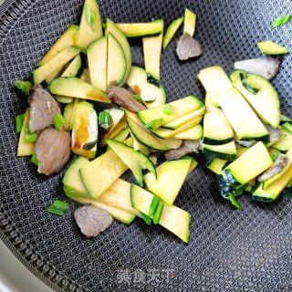 熟肉炒嫩南瓜片步骤8