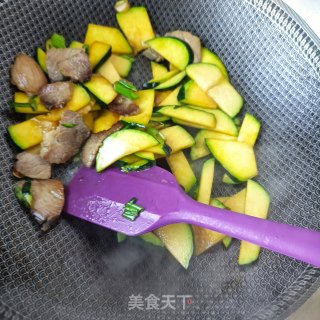 熟肉炒嫩南瓜片步骤9