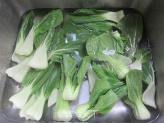 圆蛤肉茭白炒手捏菜步骤3