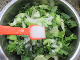 圆蛤肉茭白炒手捏菜步骤5