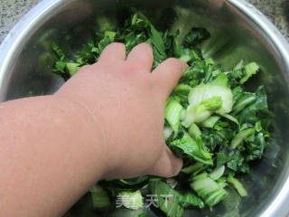 圆蛤肉茭白炒手捏菜步骤6