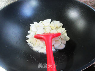 圆蛤肉茭白炒手捏菜步骤12