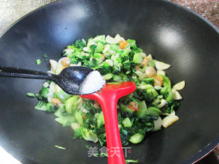 圆蛤肉茭白炒手捏菜步骤14