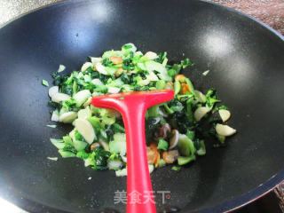 圆蛤肉茭白炒手捏菜步骤15