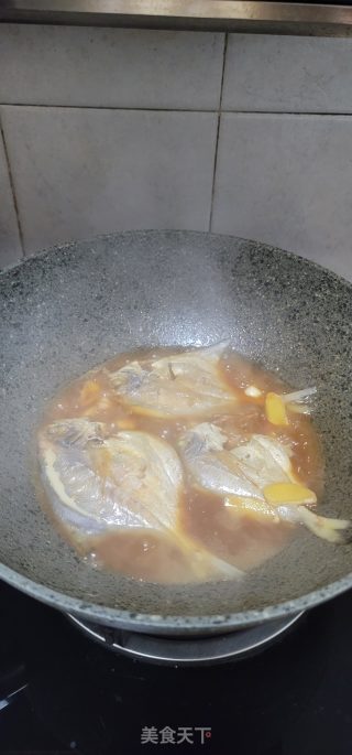 酱油烧鲳鱼步骤5