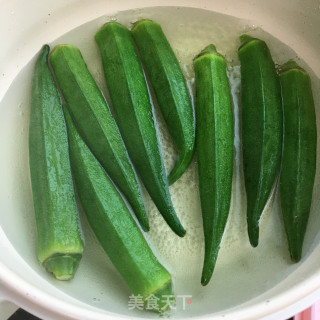 秋葵炒鸡蛋香干步骤2