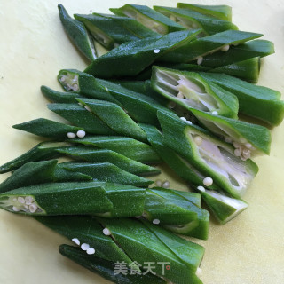 秋葵炒鸡蛋香干步骤3