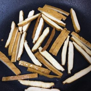 秋葵炒鸡蛋香干步骤9