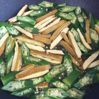 秋葵炒鸡蛋香干步骤10