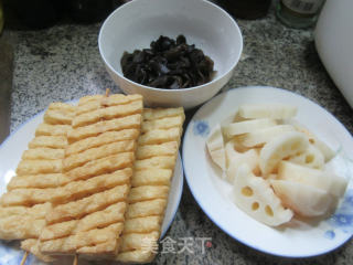 黑木耳莲藕烧兰花豆腐干步骤1