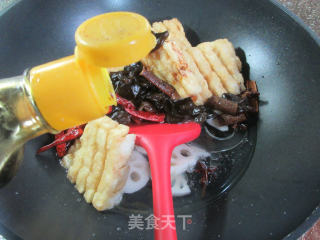 黑木耳莲藕烧兰花豆腐干步骤7